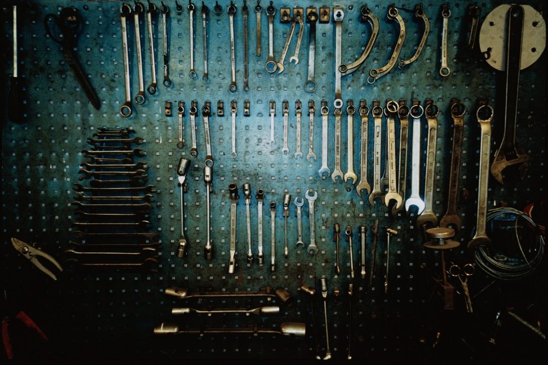 narzędzia na ścianie w warsztacie