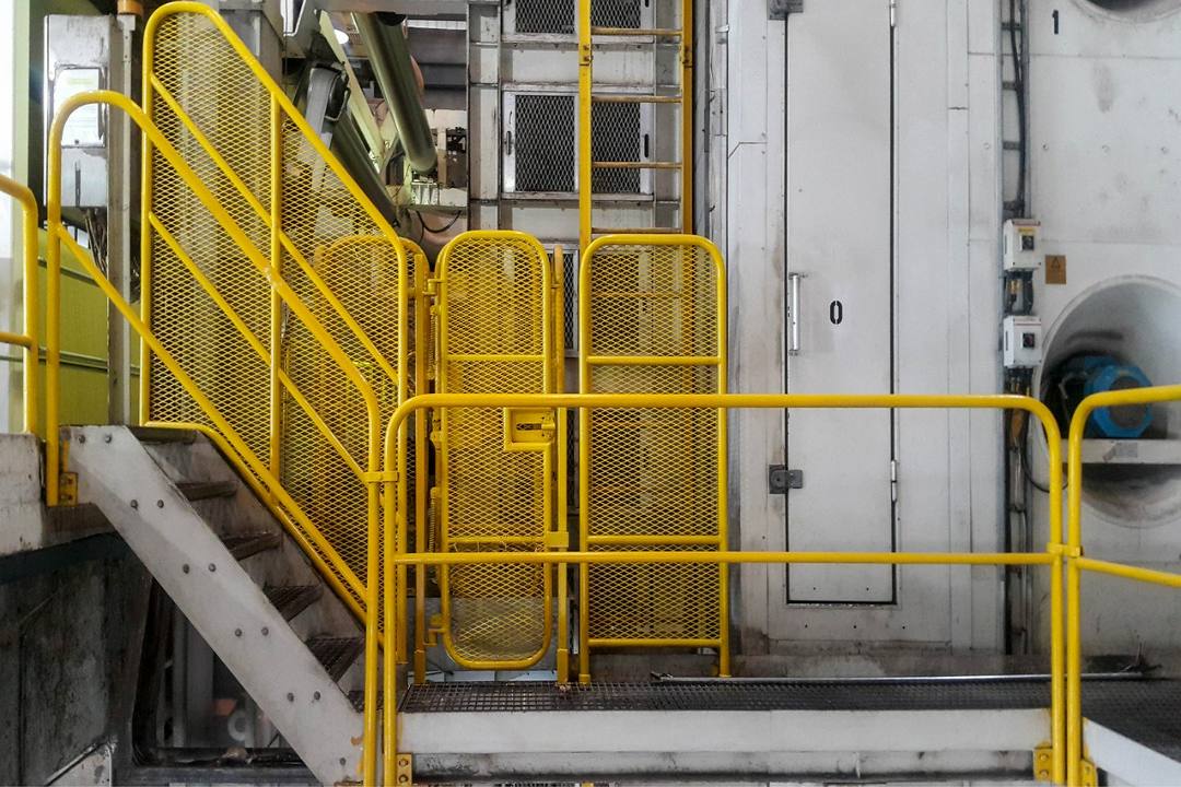 żółte barierki przemysłowe